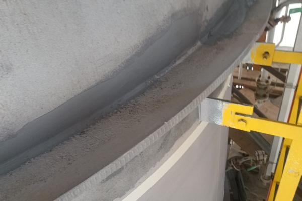 Applicazione Belzona 1111 su giunto circolare sabbiato per ripristino meccanico e protezione anticorrosiva.