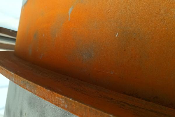 Corrosione su parete in acciaio di serbatoio industriale: ossidazione, annerimenti e degrado superficiale