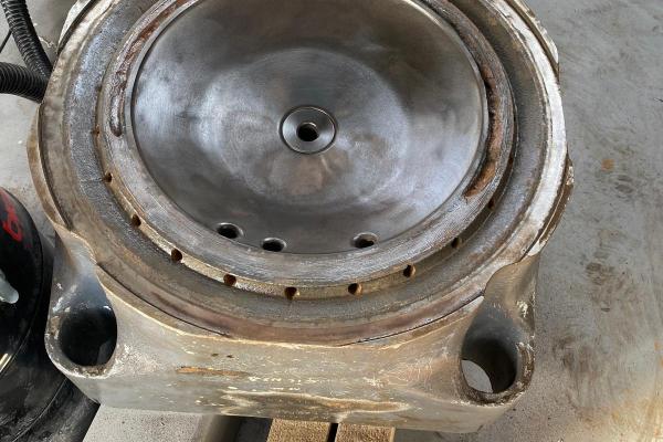 Pulizia e sabbiatura per rimuovere ossidazioni e contaminanti, creando un profilo ideale per l’adesione dei materiali compositi.